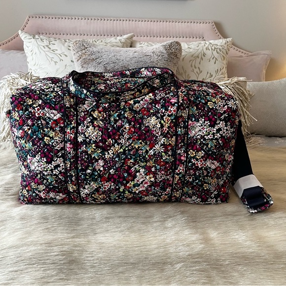 New Modern VERA BRADLEY Itsy Ditsy L Travel Duffle Bag Bandolier Purple Floral - Picture 9 of 13